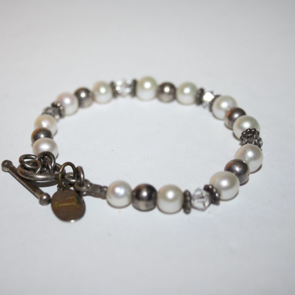 Beautiful silver and pearl toggle bracelet with L charm 7.25"